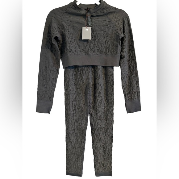 HIIT 2-Piece Small Charcoal Sexy Textured Body Hugging Set Butt Seam Thumb Holes - Picture 3 of 13